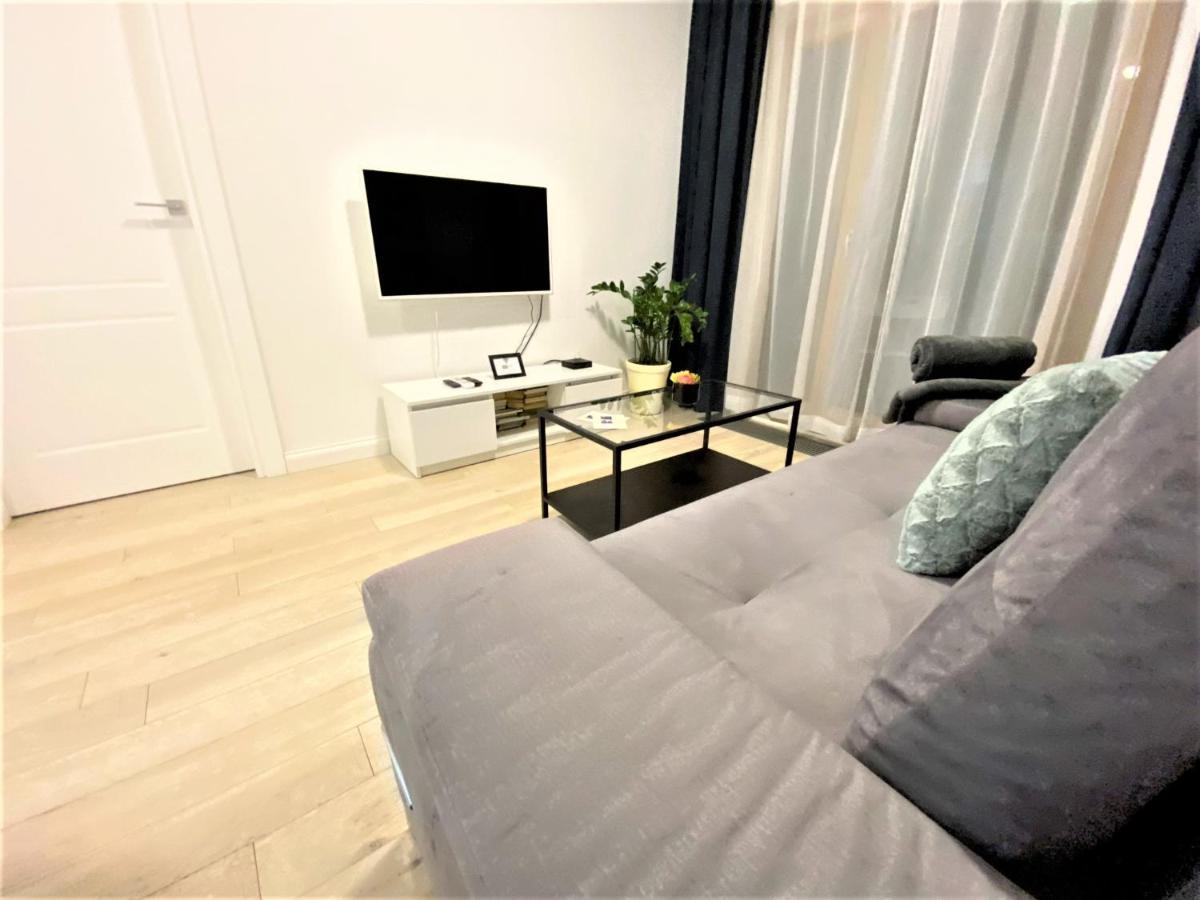 Exclusive 2Br! Apartment In Center +Netflix +Gym Варшава Экстерьер фото